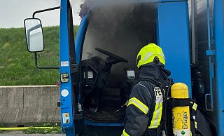 Als der Lkw auf der A33 unterwegs war, kam es in der Fahrerkabine zu einem Feuer. - Andre Schneider Als der Lkw auf der A33 unterwegs war, kam es in der Fahrerkabine zu einem Feuer. - Andre Schneider