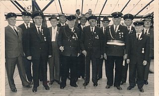 Dieses Foto ist 1964 entstanden. Es zeigt die Mitgründer des Schützenvereins Espelkamp-Alt. Sie wurden nach 40 Jahren vom Verein geehrt. - Schützenverein Espelkamp-Alt Dieses Foto ist 1964 entstanden. Es zeigt die Mitgründer des Schützenvereins Espelkamp-Alt. Sie wurden nach 40 Jahren vom Verein geehrt. - Schützenverein Espelkamp-Alt