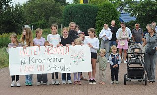 Auch Kinder aus der Siedlung in Stelle protestierten Ende August gegen den möglichen Bau von Windrädern im Nuttelner Bruch im Rahdener Osten. - Joern Spreen-Ledebur Auch Kinder aus der Siedlung in Stelle protestierten Ende August gegen den möglichen Bau von Windrädern im Nuttelner Bruch im Rahdener Osten. - Joern Spreen-Ledebur
