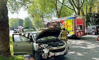Beim Zusammenstoß von zwei Personenwagen auf dem Heierswall im Einmündungsbereich der Hathumarstraße wurde am Donnerstagnachmittag beide Fahrer verletzt. - Ralph Meyer Beim Zusammenstoß von zwei Personenwagen auf dem Heierswall im Einmündungsbereich der Hathumarstraße wurde am Donnerstagnachmittag beide Fahrer verletzt. - Ralph Meyer