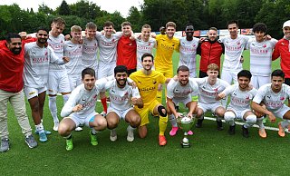 Fußball-Landesligist VfL Theesen feierte Sonntagabend den Sieg beim Fruchtalarm Cup. - Barbara Franke Fußball-Landesligist VfL Theesen feierte Sonntagabend den Sieg beim Fruchtalarm Cup. - Barbara Franke