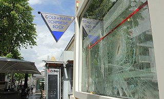 Mit roher Gewalt versuchten die Täter durch die Schaufensterscheiber der Gold-und-Platinschmiede Bock einzubrechen. Sie scheiterten. - Ulf Hanke Mit roher Gewalt versuchten die Täter durch die Schaufensterscheiber der Gold-und-Platinschmiede Bock einzubrechen. Sie scheiterten. - Ulf Hanke