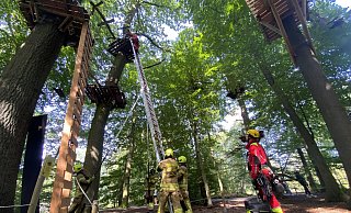 Über eine Leiter steigen die Höhenretter der Paderborner Feuerwehr in den Kletterparkour ein, um den Jugendlichen zu sichern und dann abzuseilen. - Marc Schröder Über eine Leiter steigen die Höhenretter der Paderborner Feuerwehr in den Kletterparkour ein, um den Jugendlichen zu sichern und dann abzuseilen. - Marc Schröder