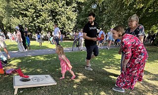 Familienspaß beim Freizeitspiel Cornhole haben (v. l.) Johanna, Dennis, Monika und Andrea Bartholome. - Susanne Göbel Familienspaß beim Freizeitspiel Cornhole haben (v. l.) Johanna, Dennis, Monika und Andrea Bartholome. - Susanne Göbel