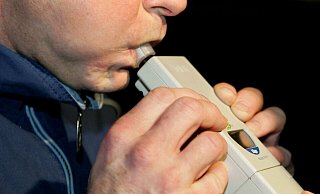 Gleich vier mal haben Polizeibeamte am Wochenende in Brakel Verkehrsteilnehmer angehalten, die Alkohol getrunken haben. - Verfügbar für Kunden mit Rechnungsadresse in Deutschland. Gleich vier mal haben Polizeibeamte am Wochenende in Brakel Verkehrsteilnehmer angehalten, die Alkohol getrunken haben. - Verfügbar für Kunden mit Rechnungsadresse in Deutschland.