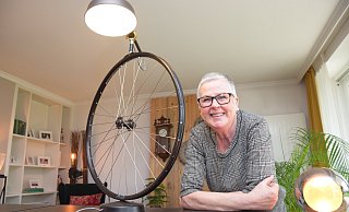 Ute Grundmann entwirft aus Alltagsgegenständen, wie etwa einer Fahrradspeiche, eine stylische Lampe. - Karin Prignitz Ute Grundmann entwirft aus Alltagsgegenständen, wie etwa einer Fahrradspeiche, eine stylische Lampe. - Karin Prignitz