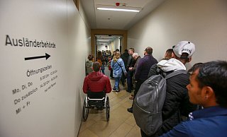 In der Ausländerbehörde im Neuen Rathaus bilden sich oft lange Schlangen. Die Situation soll nun verbessert werden. - Andreas Zobe In der Ausländerbehörde im Neuen Rathaus bilden sich oft lange Schlangen. Die Situation soll nun verbessert werden. - Andreas Zobe