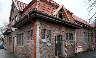 Die Kunststofffolie vor den historischen Fenster der Turnhalle Lübberbruch wird immer wieder von Unbekannten entfernt. - Frank-Michael Kiel-Steinkamp Die Kunststofffolie vor den historischen Fenster der Turnhalle Lübberbruch wird immer wieder von Unbekannten entfernt. - Frank-Michael Kiel-Steinkamp