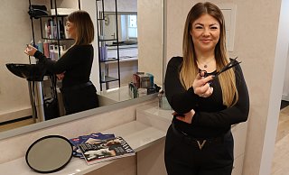 Vivien Schmidt hat sich im vergangenen Jahr mit ihrem eigenen Friseursalon am Habighorster Weg 70 selbstständig gemacht. Mit der Fashion Week folgt bald schon ihr nächster beruflicher Höhepunkt. - Shannon-Lee Bendig Vivien Schmidt hat sich im vergangenen Jahr mit ihrem eigenen Friseursalon am Habighorster Weg 70 selbstständig gemacht. Mit der Fashion Week folgt bald schon ihr nächster beruflicher Höhepunkt. - Shannon-Lee Bendig