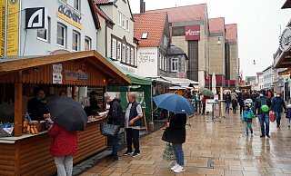 Wenige Meter von diesem Verkaufsstand auf dem Lübbecker Wurstmarkt entfernt ist der Mitarbeiter des Sicherheitsdienstes angegriffen worden. - Michael Grundmeier Wenige Meter von diesem Verkaufsstand auf dem Lübbecker Wurstmarkt entfernt ist der Mitarbeiter des Sicherheitsdienstes angegriffen worden. - Michael Grundmeier