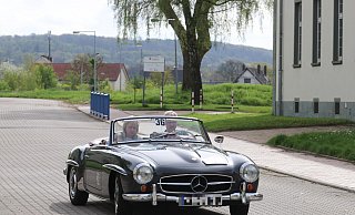 Zur 40. ADAC Linnenbauer Oldtimerfahrt zog es wieder viele Motorsportbegeisterte nach Herford. Exakt um 10.01 Uhr starteten die teils historischen Fahrzeuge am Bildungscampus. - Claus Frickemeier Zur 40. ADAC Linnenbauer Oldtimerfahrt zog es wieder viele Motorsportbegeisterte nach Herford. Exakt um 10.01 Uhr starteten die teils historischen Fahrzeuge am Bildungscampus. - Claus Frickemeier