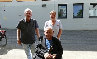 Im Kreis der Familie: Rüdiger Mersch (l.) und Tina Hinkerode besuchen Horst Mersch, der an diesem Samstag 90 Jahre alt wird. - Thorsten Mailänder Im Kreis der Familie: Rüdiger Mersch (l.) und Tina Hinkerode besuchen Horst Mersch, der an diesem Samstag 90 Jahre alt wird. - Thorsten Mailänder