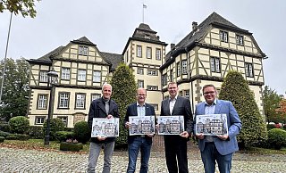 Die Lions präsentierten den Lions-Adventskalender 2023 vor dem Wasserschloss St. Hubertus in Neuenherse: Peter Röttger (v. l.), Activity-Beauftragter LC Bad Driburg, Tobias Nolte, Präsident LC Brakel, Marcel Giefers, Präsident LC Bad Driburg und Raphael Vössing, Activity-Beauftragter LC Brakel. - Lions Die Lions präsentierten den Lions-Adventskalender 2023 vor dem Wasserschloss St. Hubertus in Neuenherse: Peter Röttger (v. l.), Activity-Beauftragter LC Bad Driburg, Tobias Nolte, Präsident LC Brakel, Marcel Giefers, Präsident LC Bad Driburg und Raphael Vössing, Activity-Beauftragter LC Brakel. - Lions