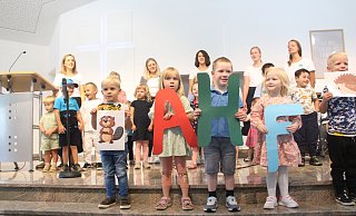 Eine musikalische Vorführung der Kindergartenkinder. - Burkhard Battran Eine musikalische Vorführung der Kindergartenkinder. - Burkhard Battran