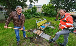 Wolfgang Borgert (l.) und Sebastian Richter (r.) freuen sich über die Fertigstellung der neuen Fitnessbank. - Andreas Zobe Wolfgang Borgert (l.) und Sebastian Richter (r.) freuen sich über die Fertigstellung der neuen Fitnessbank. - Andreas Zobe