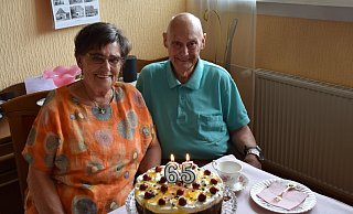 Brigitte und Kurt Meier feiern ihre Eiserne Hochzeit mit einem Lächeln - und mit Torte. - Anja Ebner Brigitte und Kurt Meier feiern ihre Eiserne Hochzeit mit einem Lächeln - und mit Torte. - Anja Ebner