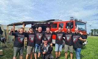 Die Truppe aus der Nieheimer Ortschaft Entrup ist auf dem Festivalgelände angekommen. Michael („Maurer“) Solonynka (vorn) ist schon richtig gut drauf. - Privat Die Truppe aus der Nieheimer Ortschaft Entrup ist auf dem Festivalgelände angekommen. Michael („Maurer“) Solonynka (vorn) ist schon richtig gut drauf. - Privat