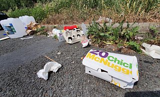Auf dem Pendlerparkplatz an der A30 in Bünde finden sich auch immer wieder Müll, den Kunden von Fast-Food-Ketten dort hinterlassen haben. - Gerald Dunkel Auf dem Pendlerparkplatz an der A30 in Bünde finden sich auch immer wieder Müll, den Kunden von Fast-Food-Ketten dort hinterlassen haben. - Gerald Dunkel