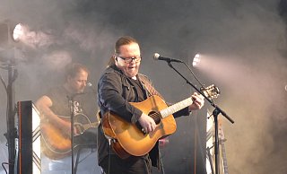 Charismatisch und mit großer Bühnenpräsenz: Angelo Kelly beim Auftritt am Weserbogen. - Manfred Bues Charismatisch und mit großer Bühnenpräsenz: Angelo Kelly beim Auftritt am Weserbogen. - Manfred Bues