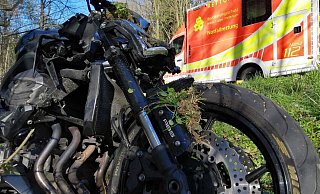 Das Motorrad einer 21-jährigen Biker in war nach dem Überschlag bei Langeland schwer beschädigt. Foto: Burkhard Battran - Burkhard Battran Das Motorrad einer 21-jährigen Biker in war nach dem Überschlag bei Langeland schwer beschädigt. Foto: Burkhard Battran - Burkhard Battran