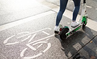 Wo E-Scooter-Fahrer mit ihren Rollern unterwegs sein dürfen, ist genau geregelt. - Symbolfoto: dpa/Christin Klose Wo E-Scooter-Fahrer mit ihren Rollern unterwegs sein dürfen, ist genau geregelt. - Symbolfoto: dpa/Christin Klose