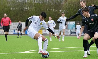Wellensieks Taha Ajdar Moulla (l.) erzielte im Spiel gegen die SpVg. Steinhagen das zwischenzeitliche 2:0 für seinen VfR - Peter Unger Wellensieks Taha Ajdar Moulla (l.) erzielte im Spiel gegen die SpVg. Steinhagen das zwischenzeitliche 2:0 für seinen VfR - Peter Unger