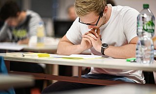 Nach der Panne zum für heute geplanten Start der Abiprüfungen hoffen jetzt alle, dass für die nächsten Prüfungen ab morgen wenigstens alles rund läuft. - Felix Kästle Nach der Panne zum für heute geplanten Start der Abiprüfungen hoffen jetzt alle, dass für die nächsten Prüfungen ab morgen wenigstens alles rund läuft. - Felix Kästle