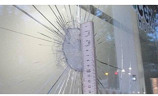 Eine der mit einem Hammer zertrümmerten Fensterfronten in Holzminden. - Polizei Eine der mit einem Hammer zertrümmerten Fensterfronten in Holzminden. - Polizei