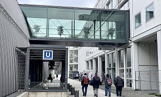Der Durchgang zwischen der Ausstellungshalle und dem Hauptgebäude der Stadthalle ist zu einem Tummelplatz für Drogenabhängige und Alkoholiker geworden. - Peter Unger Der Durchgang zwischen der Ausstellungshalle und dem Hauptgebäude der Stadthalle ist zu einem Tummelplatz für Drogenabhängige und Alkoholiker geworden. - Peter Unger