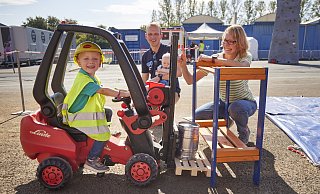 Der Kindergabelstapler-Führerschein erfreut sich auch bei Fabian Kirchhoff großer Beliebtheit, der mit Vater Thomas und Mutter Doris zu Gast ist. - Benteler Steel/Tube Der Kindergabelstapler-Führerschein erfreut sich auch bei Fabian Kirchhoff großer Beliebtheit, der mit Vater Thomas und Mutter Doris zu Gast ist. - Benteler Steel/Tube