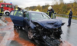 Am frühen Mittwochmorgen ereignete sich auf der Bundesstraße 64 bei Brakel ein Unfall, bei dem insgesamt drei Fahrzeuge beteiligt waren. - Burkhard Battran Am frühen Mittwochmorgen ereignete sich auf der Bundesstraße 64 bei Brakel ein Unfall, bei dem insgesamt drei Fahrzeuge beteiligt waren. - Burkhard Battran