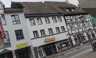 Brandermittler und Versicherungssachverständige haben das Haus in der Westerbachstraße in Höxter am Mittwoch erneut besucht. - Svenja Ludwig Brandermittler und Versicherungssachverständige haben das Haus in der Westerbachstraße in Höxter am Mittwoch erneut besucht. - Svenja Ludwig