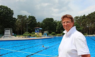 Im Waldbad in Schloss Neuhaus ist Sonja Becker seit knapp 30 Jahren als Schwimmmeisterin im Einsatz. - Pauline Maus Im Waldbad in Schloss Neuhaus ist Sonja Becker seit knapp 30 Jahren als Schwimmmeisterin im Einsatz. - Pauline Maus