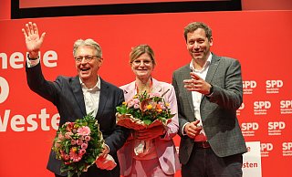 Achim Post (v.l.), Sarah Philipp und Lars Klingbeil freuen sich über das gute Wahlergebnis. - IMAGO/Rüdiger Wölk Achim Post (v.l.), Sarah Philipp und Lars Klingbeil freuen sich über das gute Wahlergebnis. - IMAGO/Rüdiger Wölk