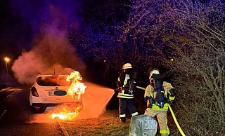 Die Feuerwehr Lüchtringen rückte aus, um die Fahrzeuge zu löschen. - Feuerwehr Höxter Die Feuerwehr Lüchtringen rückte aus, um die Fahrzeuge zu löschen. - Feuerwehr Höxter