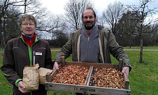Christel Papke und Sven Olaf Stange mit einigen der Blumenzwiebeln, die auf der Aqua Magica sprießen sollen. Im Hintergrund ist einer der Nistkästen zu sehen, die die Competenzwerkstatt dort aufgehängt hat. - Judith Gladow Christel Papke und Sven Olaf Stange mit einigen der Blumenzwiebeln, die auf der Aqua Magica sprießen sollen. Im Hintergrund ist einer der Nistkästen zu sehen, die die Competenzwerkstatt dort aufgehängt hat. - Judith Gladow