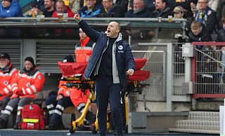 Arminia Bielefelds Cheftrainer Daniel Scherning war schon während des Spiels gegen Eintracht Braunschweig verärgert über die Leistung der eigenen Mannschaft. - IMAGO/Christian Schroedter Arminia Bielefelds Cheftrainer Daniel Scherning war schon während des Spiels gegen Eintracht Braunschweig verärgert über die Leistung der eigenen Mannschaft. - IMAGO/Christian Schroedter