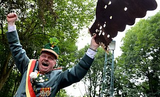 "Ein wahnsinniges Gefühl": Paderborns Schützenkönig Reinhard Hepers schreit 2014 seine Freude heraus und schwenkt triumphal die Reste des Adlers. - Reinhard Rohlf (Archiv) "Ein wahnsinniges Gefühl": Paderborns Schützenkönig Reinhard Hepers schreit 2014 seine Freude heraus und schwenkt triumphal die Reste des Adlers. - Reinhard Rohlf (Archiv)