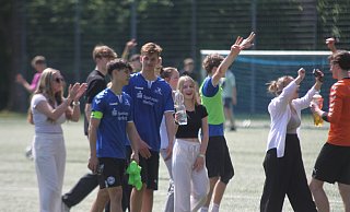 Spieler und Anhang des KMG feiern den Finalsieg beim Turnier der Q1-Teams im Jahnstadion. - Björn Kenter Spieler und Anhang des KMG feiern den Finalsieg beim Turnier der Q1-Teams im Jahnstadion. - Björn Kenter