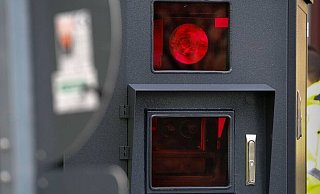 Einen mobilen Blitzer am Fahrbahnrand der A33 in Schloß Holte-Stukenbrock im Kreis Gütersloh hat ein Lkw-Fahrer mit einem rohen Ei getroffen - aus dem rollenden Brummi heraus. - Andreas Zobe Einen mobilen Blitzer am Fahrbahnrand der A33 in Schloß Holte-Stukenbrock im Kreis Gütersloh hat ein Lkw-Fahrer mit einem rohen Ei getroffen - aus dem rollenden Brummi heraus. - Andreas Zobe