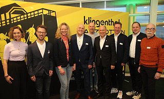Moderatorin Julia Ures (v. l.), Steffen Rammert (Spezial Olympics), Kathrin Wibbing (Drachenpaten), Roland Hüser (Airport), Elmar Sprink (Triathlet), Landrat Christoph Rüther, Bürgermeister Ulrich Berger, Organisationsleiter Sascha Wiezynski und der Sportmediziner Klaus-Peter Hellwig diskutierten am Flughafen. - Johannes Büttner Moderatorin Julia Ures (v. l.), Steffen Rammert (Spezial Olympics), Kathrin Wibbing (Drachenpaten), Roland Hüser (Airport), Elmar Sprink (Triathlet), Landrat Christoph Rüther, Bürgermeister Ulrich Berger, Organisationsleiter Sascha Wiezynski und der Sportmediziner Klaus-Peter Hellwig diskutierten am Flughafen. - Johannes Büttner