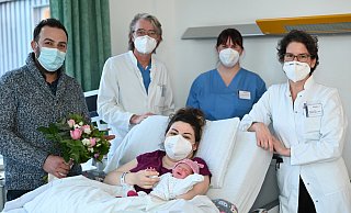 Nur glückliche Gesichter: v. l. Papa Juan Ammo, Oberarzt Uwe Graf, HebammeAnn Christin Mowitz und Chefärztin Constanze Banz-Jansen umrahmenMama Violetta Saad und mit Tochter Lilav - Foto: Mario Haase. Nur glückliche Gesichter: v. l. Papa Juan Ammo, Oberarzt Uwe Graf, HebammeAnn Christin Mowitz und Chefärztin Constanze Banz-Jansen umrahmenMama Violetta Saad und mit Tochter Lilav - Foto: Mario Haase.
