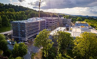Der Blick auf die im Rohbau fertiggestellten Gebäude R4 (vorne links), R5 (hinten links) und dahinter R6, allesamt auf dem Campus Süd hinter dem Uni-Hauptgebäude - Universitt Bielefeld / Mike-Dennis M¸ller Der Blick auf die im Rohbau fertiggestellten Gebäude R4 (vorne links), R5 (hinten links) und dahinter R6, allesamt auf dem Campus Süd hinter dem Uni-Hauptgebäude - Universitt Bielefeld / Mike-Dennis M¸ller
