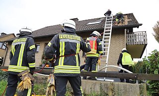 Rund 25 Einsatzkräfte waren an der Straße Hellfeld vor Ort. - Charlotte Mahncke Rund 25 Einsatzkräfte waren an der Straße Hellfeld vor Ort. - Charlotte Mahncke