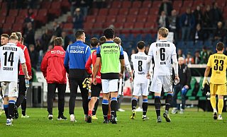 Spieler und Trainer von Arminia Bielefeld sind nach dem 0:2 in Hannover enttäuscht. - PaetzelPress Spieler und Trainer von Arminia Bielefeld sind nach dem 0:2 in Hannover enttäuscht. - PaetzelPress