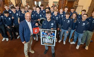 Bielefelds Oberbürgermeister Pit Clausen hatte die U17 von Arminia Bielefeld zu Gast. - Oliver Krato Bielefelds Oberbürgermeister Pit Clausen hatte die U17 von Arminia Bielefeld zu Gast. - Oliver Krato