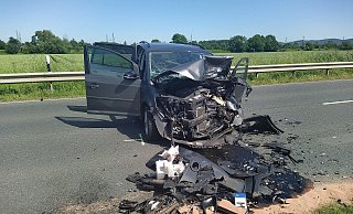 Der Fahrer dieses Wagens, ein 57-jähriger Mann, wurde von Ersthelfern versorgt. - Jan Henning Rogge Der Fahrer dieses Wagens, ein 57-jähriger Mann, wurde von Ersthelfern versorgt. - Jan Henning Rogge
