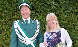 Raphael Grundmann regiert mit seiner Frau Annica den Bürgerschützenverein Henglarn. - Helga Kloppenburg Raphael Grundmann regiert mit seiner Frau Annica den Bürgerschützenverein Henglarn. - Helga Kloppenburg