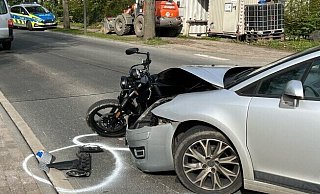 An der Langen Straße in Lichtenau sind ein Auto und ein Motorrad zusammengestoßen. - Polizei Paderborn An der Langen Straße in Lichtenau sind ein Auto und ein Motorrad zusammengestoßen. - Polizei Paderborn