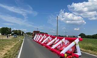 Ein Sichtschutz soll die Unfallstelle vor Gaffern schützen. - Claus Frickemeier Ein Sichtschutz soll die Unfallstelle vor Gaffern schützen. - Claus Frickemeier